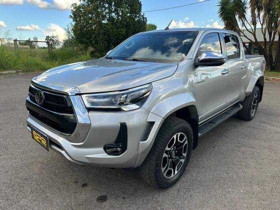 TOYOTA HILUX 2.8 D-4D TURBO DIESEL CD SRX PLUS 4X4 AUTOMÁTICO